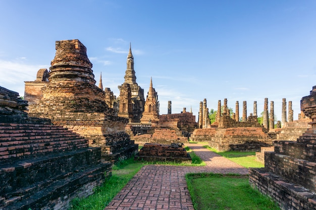 Wat Mahathat Temple no recinto do Parque Histórico de Sukhothai