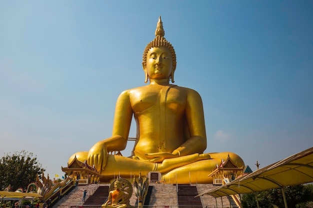 Wat Muang A maior estátua de Buda na Tailândia está localizada em Wat Muang em Angtong