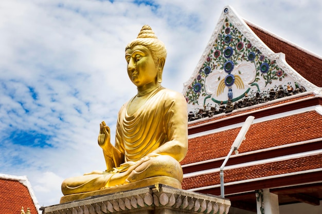 Wat Phaichayon Phon Sep Ratchaworawihan Tempel für Menschen, die in Amphoe Phra Pradaeng in Samut Prakan Thailand besuchen und beten