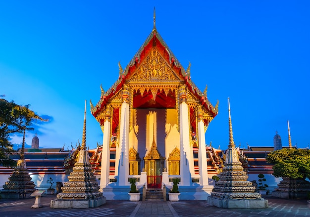 Wat pho é um complexo de templos budistas no distrito de phra nakhon em bangkok, tailândia