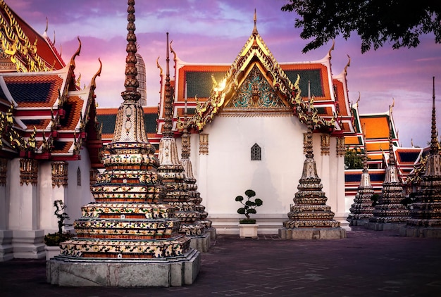 Wat pho em bangkok ao pôr do sol