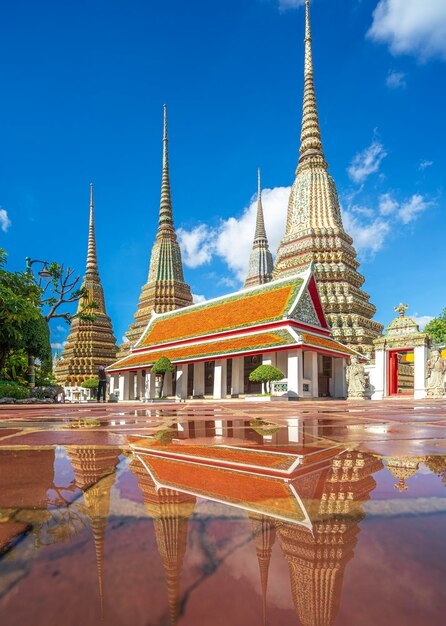 Foto wat pho la pagoda del pabellón y las estructuras antiguas en wat pho son lugares turísticos populares en bangkok tailandia