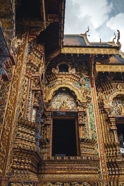 Wat Phra Buddhabat Si Roi, Templo Dorado en Chiang Mai, Tailandia