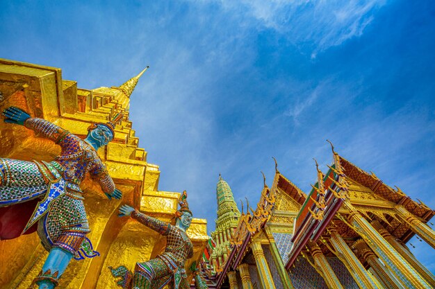 Wat Phra Kaeo Tempel des Smaragd-Buddha Wat Phra Kaeo ist einer der berühmtesten Touristenorte Bangkoks