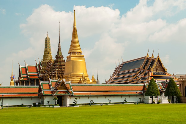 Wat Phra Kaeo, templo del Buda de Esmeralda y hogar del rey tailandés. Wat Phra Kaeo es uno de los sitios turísticos más famosos de Bangkok y fue construido en 1782 en Bangkok, Tailandia. 2012