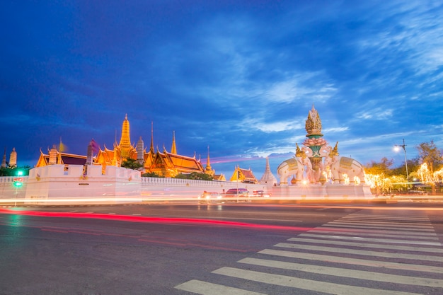 Wat phra kaew à noite. Imagem de longa exposição de tráfego.
