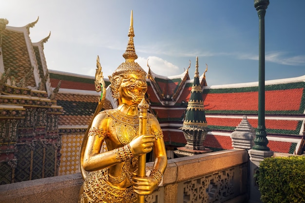 Foto wat phra kaew en bangkok al atardecer