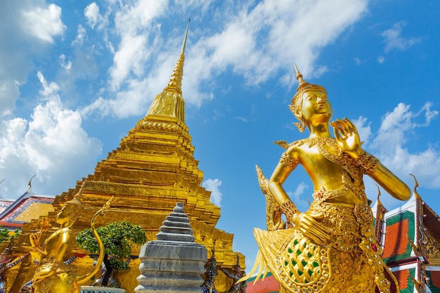 Wat Phra Kaew Bangkok TailândiaVista angular ampla da escultura de Buda Kinora ou Kinnaree
