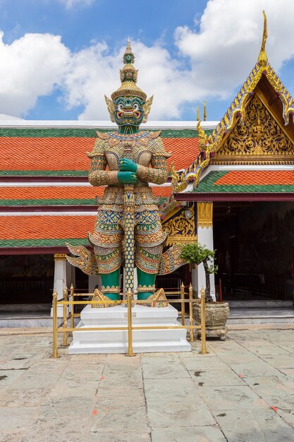 Wat Phra Kaew y el Gran Palacio en un día soleado, Bangkok, Tailandia