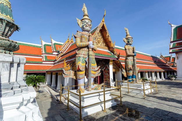 Wat Phra Kaew y el Gran Palacio en un día soleado, Bangkok, Tailandia