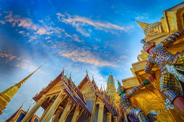 Foto wat phra kaew temple of the emerald buddha wat phra kaew é um dos turistas mais famosos de bangkok