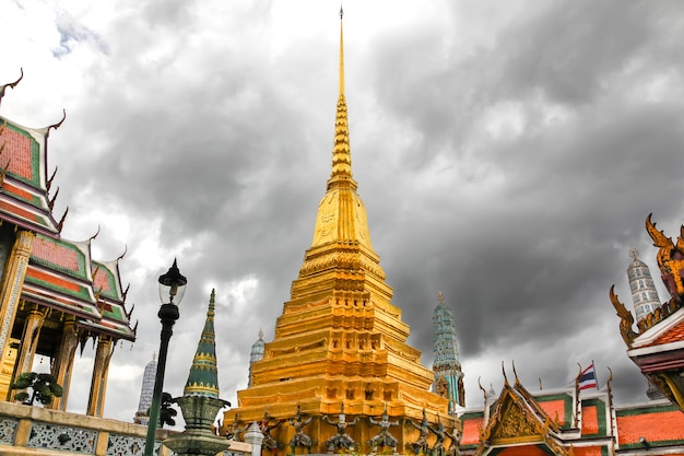 Wat Phra Kaew, Templo del Buda Esmeralda con cielo nublado en Bangkok