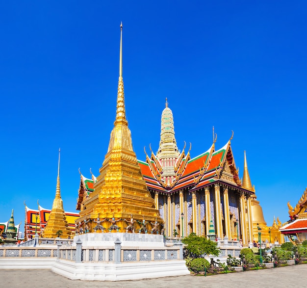 Wat Phra Kaew (Templo del Buda de Esmeralda) es considerado el templo budista más sagrado de Tailandia