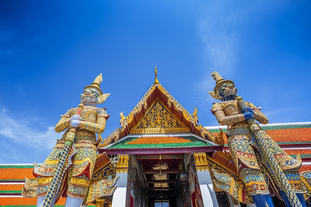 Wat Phra Kaew Templo del Buda Esmeralda Wat Phra Kaew es uno de los lugares turísticos más famosos de Bangkok.