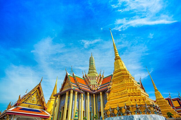 Wat Phra Kaew Templo del Buda Esmeralda Wat Phra Kaew es uno de los lugares turísticos más famosos de Bangkok.