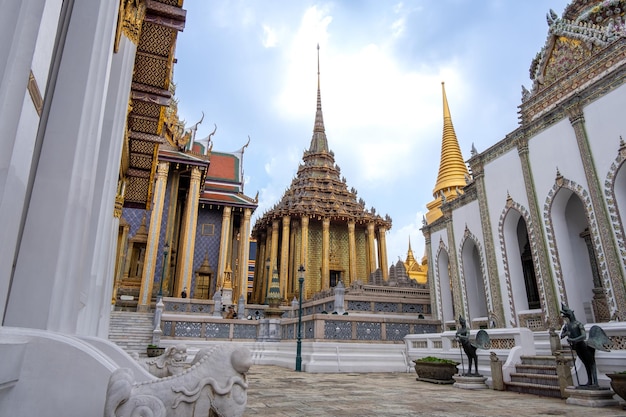 Foto wat phra kaew templo del buda esmeralda wat phra kaew es uno de los sitios turísticos más famosos de bangkok fue construido en 1782 bangkok tailandia