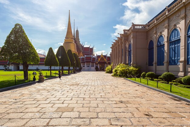 Wat Phra Kaew und Grand Palace am sonnigen Tag, Bangkok, Thailand