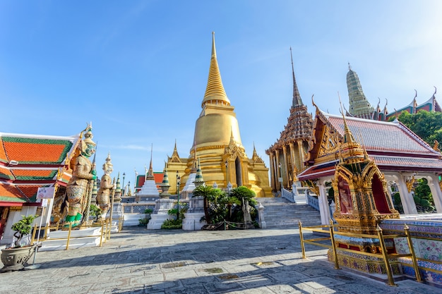 Wat Phra Kaew und Grand Palace am sonnigen Tag, Bangkok, Thailand