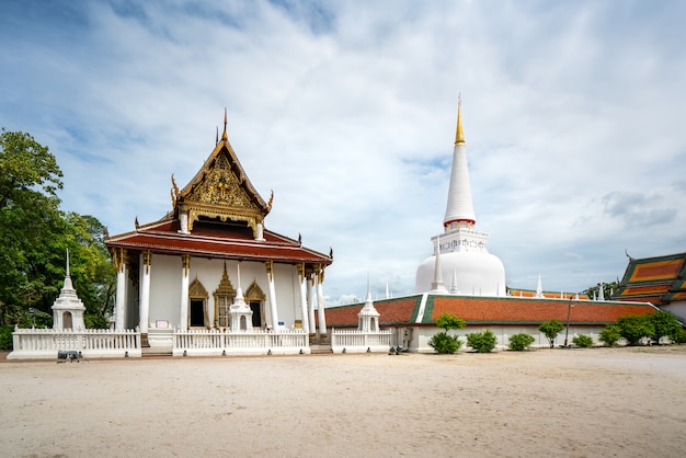 Wat Phra Mahathat Woramahawihan con bonito cielo en Nakhon Si Thammarat en Tailandia.