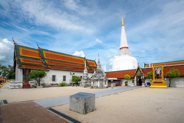 Wat phra mahathat woramahawihan com o céu agradável em nakhon si thammarat em tailândia.