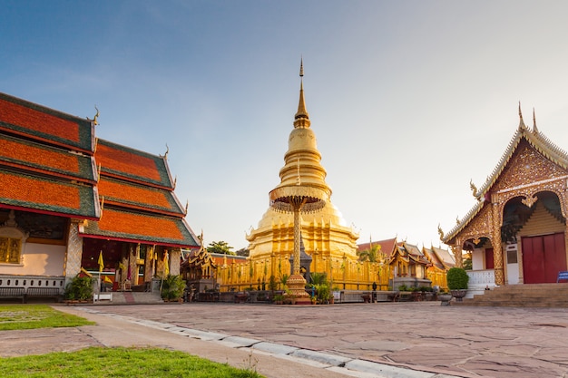 Wat Phra que hariphunchai era una medida del Lamphun, Tailandia