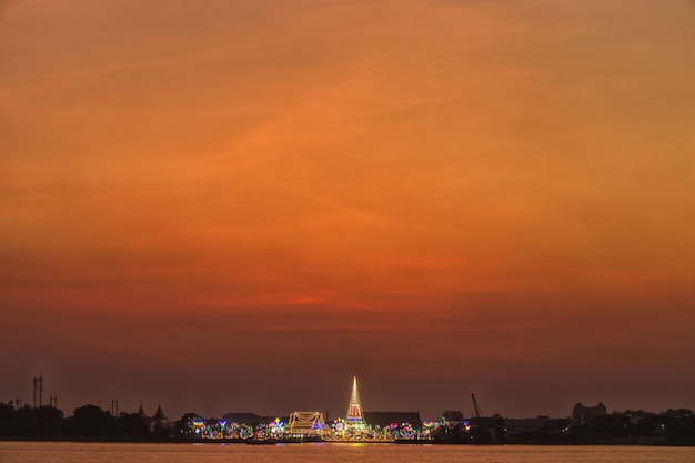 Wat Phra Samut Chedi mit Beleuchtung des Flusses Chao Phraya. bei Sonnenuntergang in Thailand.