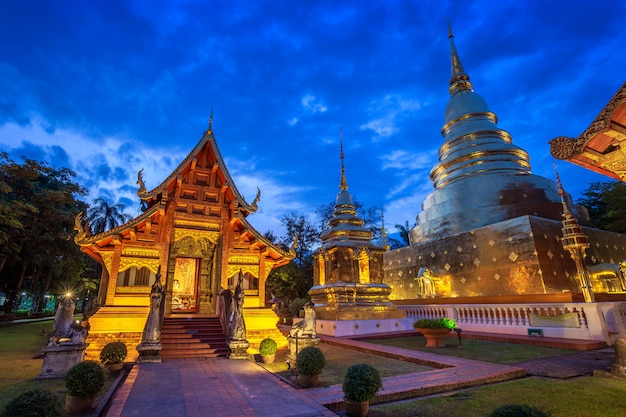 Wat Phra Singh é um templo budista é uma grande atração turística em Chiang Mai, na Tailândia.