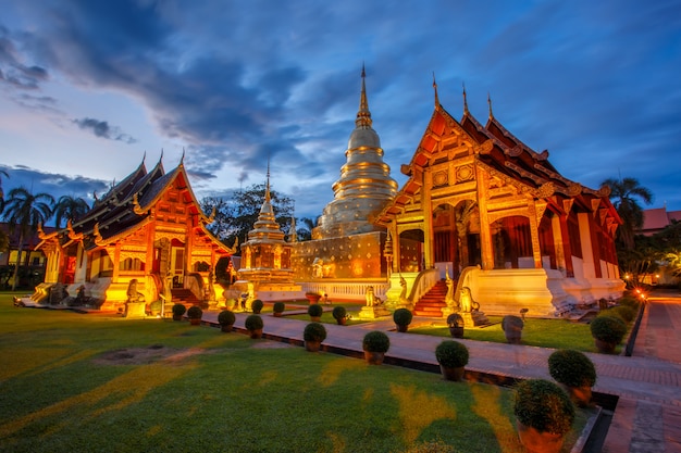 Wat Phra Singh se encuentra en la parte occidental del centro de la ciudad vieja de Chiang Mai, Tailandia