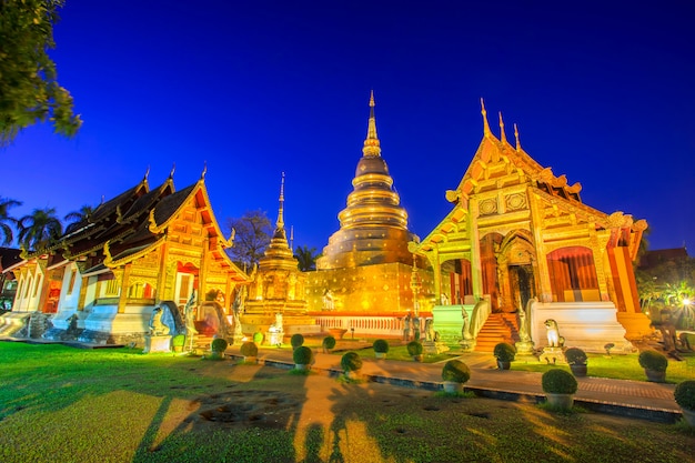 Wat Phra Singh se encuentra en la parte occidental del centro de la ciudad vieja de Chiang Mai, Tailandia