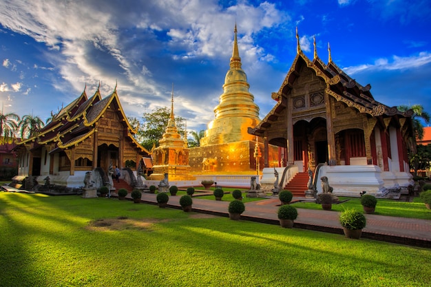 Wat Phra Singh se encuentra en la parte occidental del centro de la ciudad vieja de Chiang Mai, Tailandia