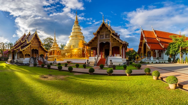 Wat Phra Singh está localizado na parte ocidental do antigo centro da cidade de Chiang Mai, Tailândia