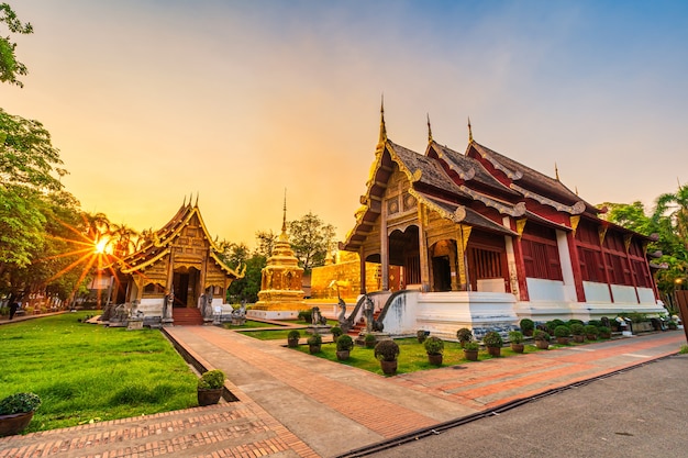 Wat phra singh ist ein buddhistischer tempel und eine wichtige touristenattraktion in chiang mai nordthailand.