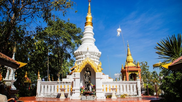 Foto wat phra that doi phra chan no topo da colina da montanha doi phra chan na província de mae tha lampang