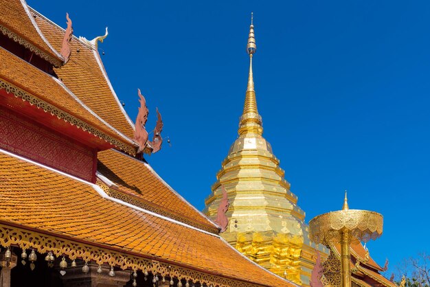 Wat Phra That Doi Suthep con cielo azul en Chiang Mai El atractivo lugar de turismo para los turistas y el punto de referencia de Chiang MaiTailandia