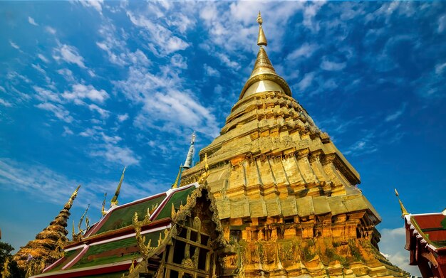 Foto wat phra that doi suthep con el cielo azul en chiang mai el atractivo lugar turístico