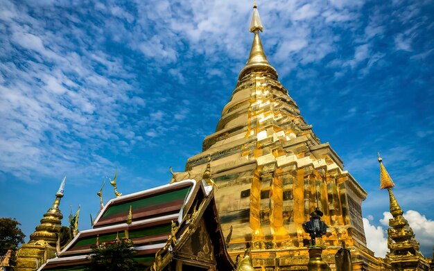 Wat phra that doi suthep com céu azul em chiang mai o atraente local turístico