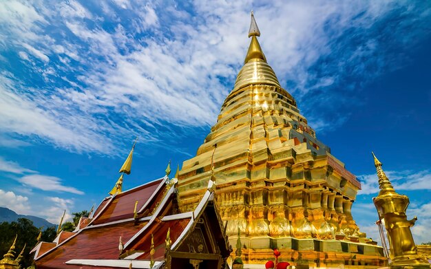 Foto wat phra that doi suthep com céu azul em chiang mai o atraente local turístico