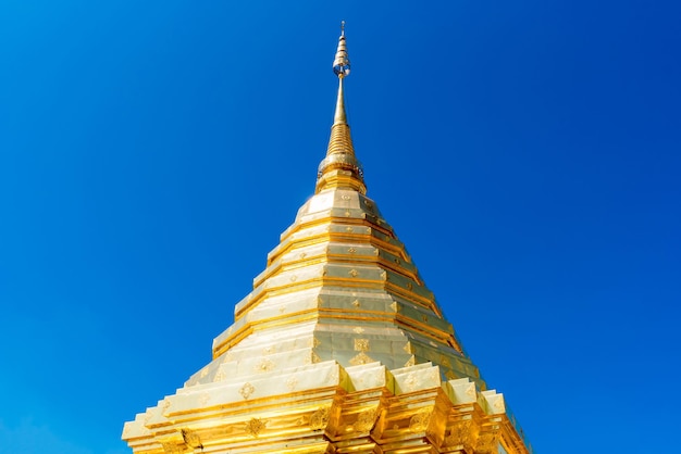 Wat Phra That Doi Suthep com céu azul em Chiang Mai O lugar atraente para turistas e marco de Chiang Mai, na Tailândia