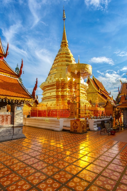 Wat Phra That Doi Suthep es una atracción turística de Chiang Mai, Tailandia