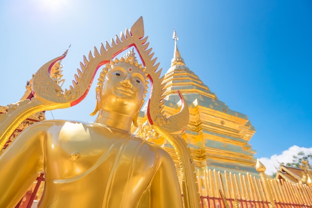 Wat Phra That Doi Suthep mit blauem Himmel in Chiang Mai, Thailand