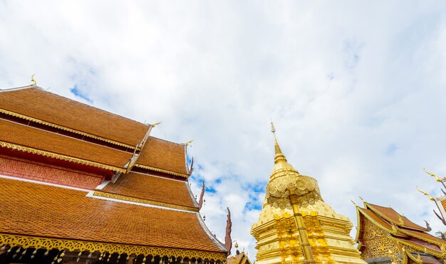 Wat Phra That Doi Suthep El templo fundado en 1385 es una importante atracción turística histórica en Chiang Mai