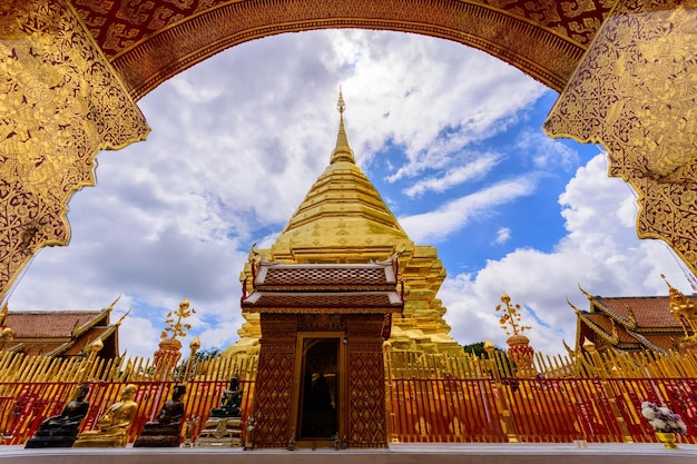 Wat phra that doi suthep, templo histórico popular em chiangmai tailândia.