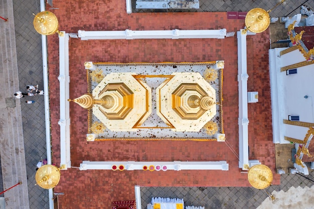 Wat Phra That Doi Tung desde arriba birdeyes ver un famoso templo y lugar de budismo Está asentado en la montaña en la provincia de Chiang Rai al norte de Tailandia