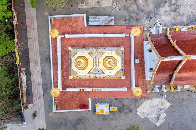 Wat Phra That Doi Tung von oben aus der Vogelperspektive einen berühmten Tempel und buddhistischen Ort. Er liegt auf dem Berg in der Provinz Chiang Rai im Norden von Thailand