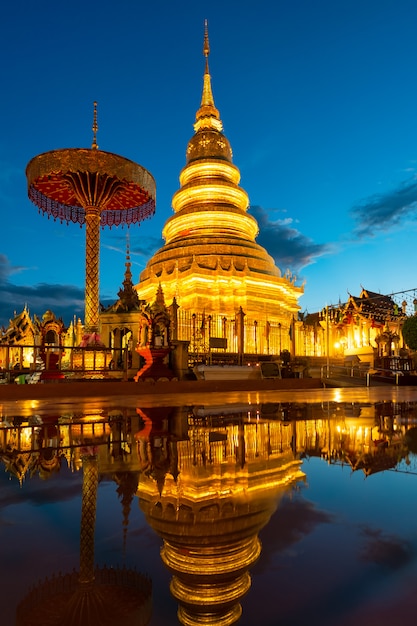 Wat phra that hariphunchai mit wasserreflexion in lamphun, thailand