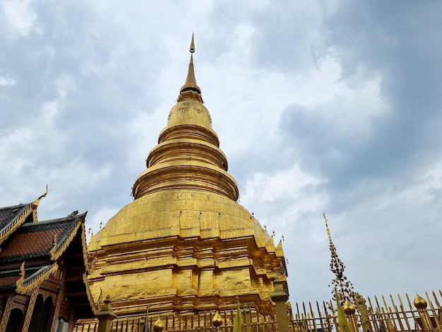 Wat Phra That Hariphunchai Woramahawihan é um templo budista em Lamphun Tailândia