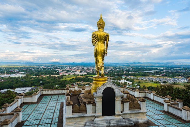 Wat Phra That Khao Noi, provincia de Nan, Tailandia, estatua dorada de Buda de pie en una montaña