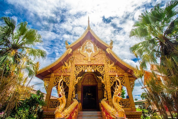 Wat phra that lampang luang é um templo budista ao estilo de lanna. é um favorito dos turistas localizados na província de lampang, templo na tailândia.