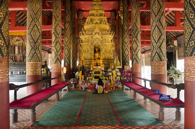 Wat Phra That Lampang Luang für Thailänder und ausländische Reisende respektieren das Beten und besuchen Chedi mit Relikten von Buddha am 18. Juli 2017 in Lampang Thailand