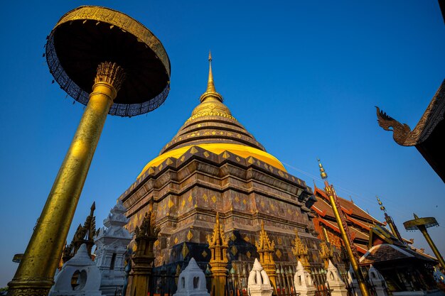 Foto wat phra that lampang luang um importante templo anual de nascimento budista de estilo lanna no norte da tailândia e marco em lampang